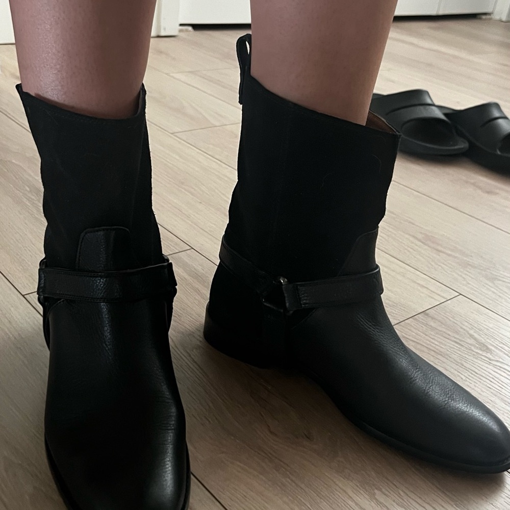 Massimo Dutti Black leather Ankle Boots